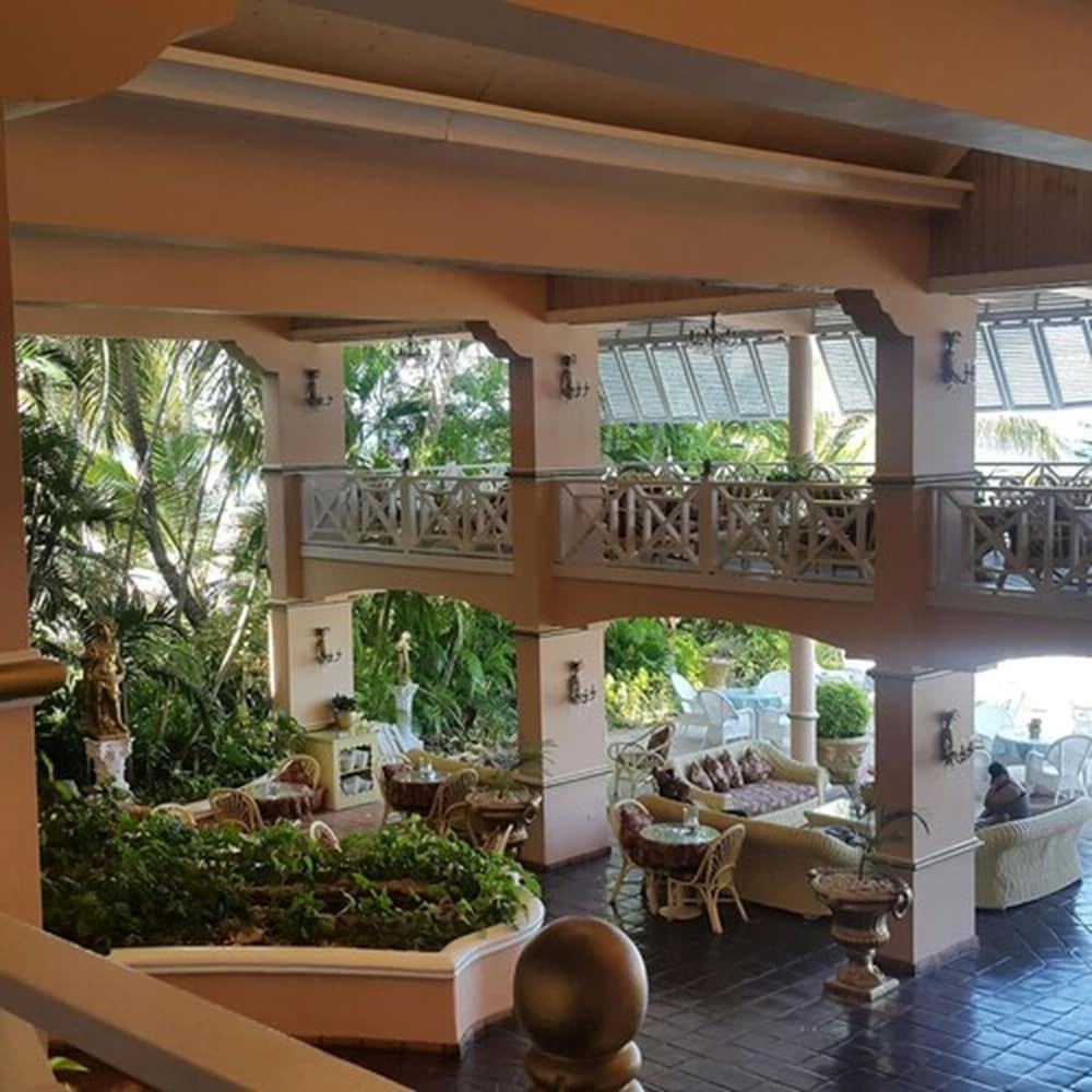 Coco Reef Resort & Spa Crown Point Exterior foto