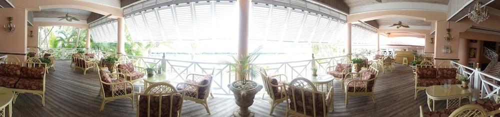 Coco Reef Resort & Spa Crown Point Exterior foto