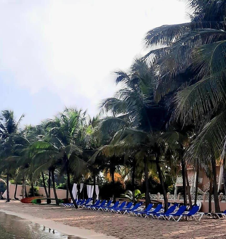 Coco Reef Resort & Spa Crown Point Exterior foto