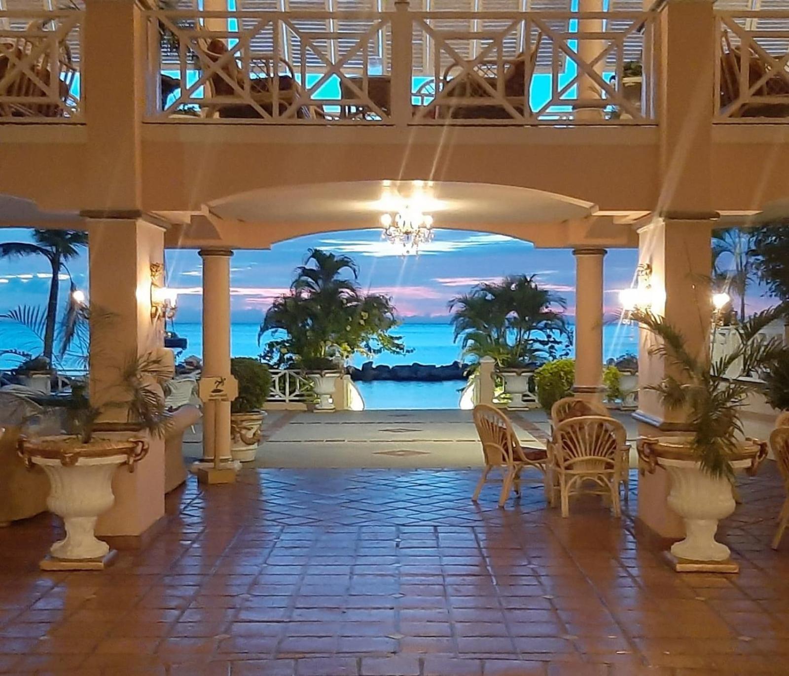 Coco Reef Resort & Spa Crown Point Exterior foto